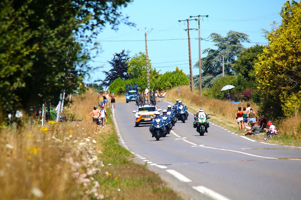 Tour de france 2025 St-Malo Mur de Bretagne St-René les motos de la Gendarmerie annonçant l'échappée.JPG