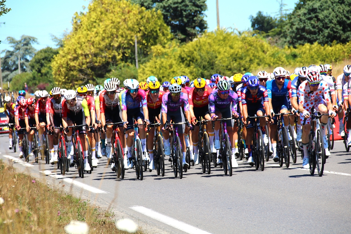 Tour de france 2025 St-Malo Mur de Bretagne passage St-René tête du peloton JONAS VINJEGAARD maillot à pNils Pollit équipier de Tadej Pogacar maillot jaune ( Va Emirates ) , Silvan Dillier ( Alpecin-).JPG