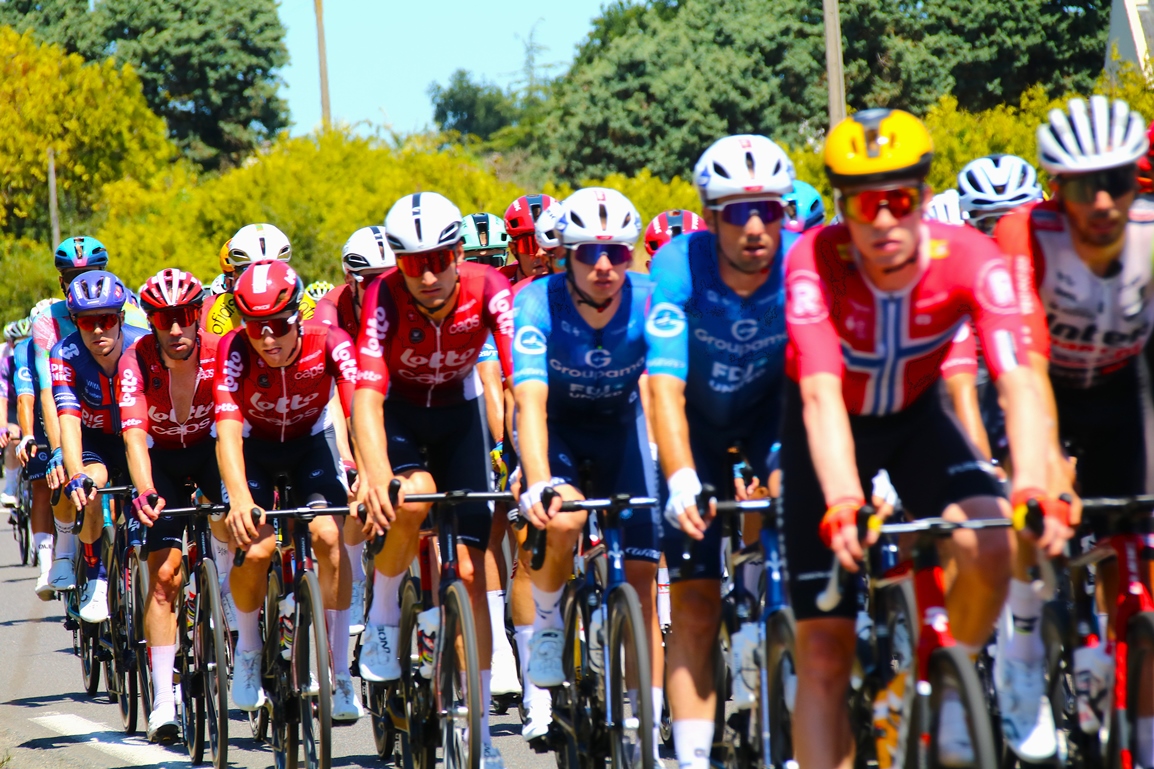 Tour de france 2025 St-Malo Mur de Bretagne passage St-René équipe Lotto (Belges), équipe Groupama (Marc Madiot France ).JPG