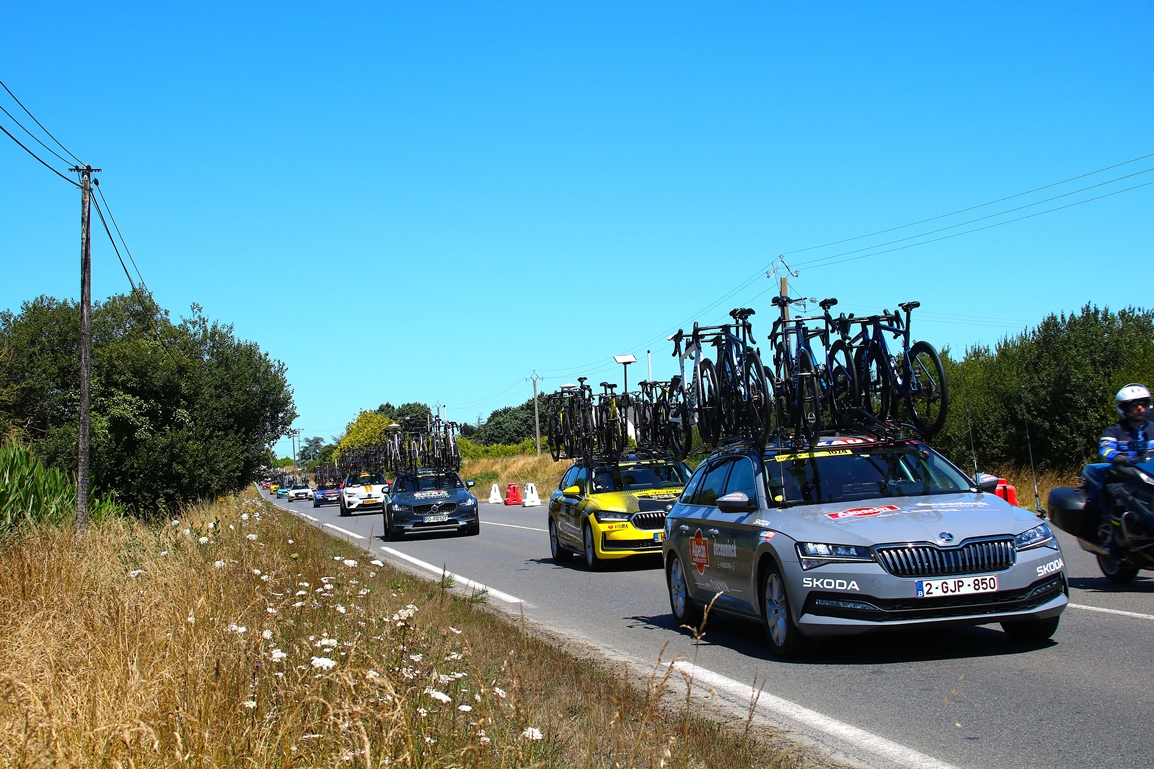 Tour de france 2025 St-Malo Mur de Bretagne St-René les voitures des directeurs d'équipes.JPG