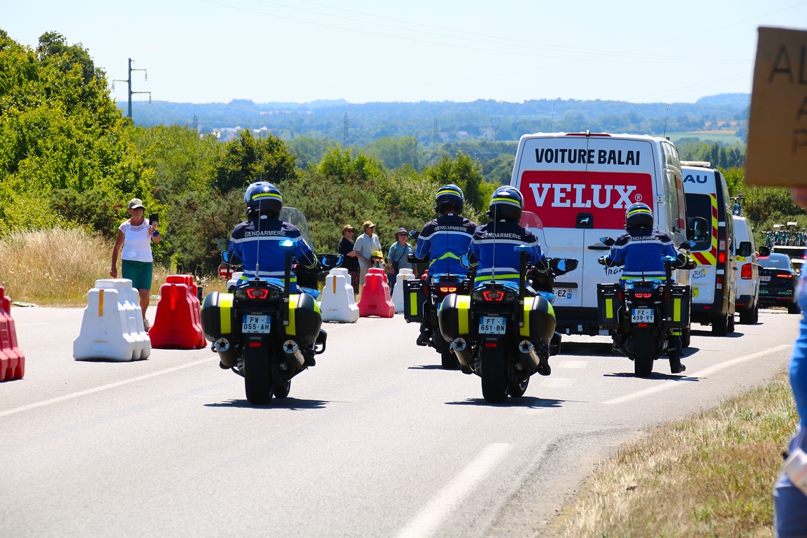 Tour de France 2025 St-malo Mur de bretagne St-René voiture balai et sécurisation fin de courses.JPG